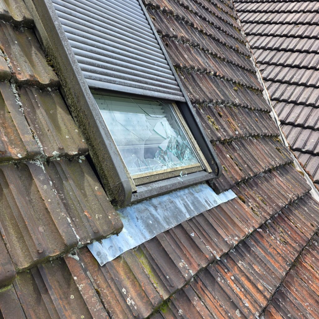 Hagelschaden an Dachfenster